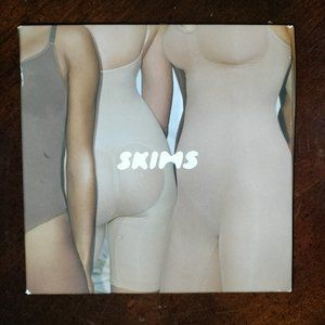 Skims Kim Kardashian Sculpting thong bodysuit Mica S/M